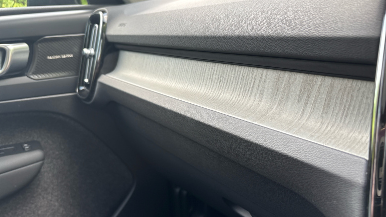 Volvo XC40 2.0 B4P Ultra Dark 5dr Auto Petrol Estate